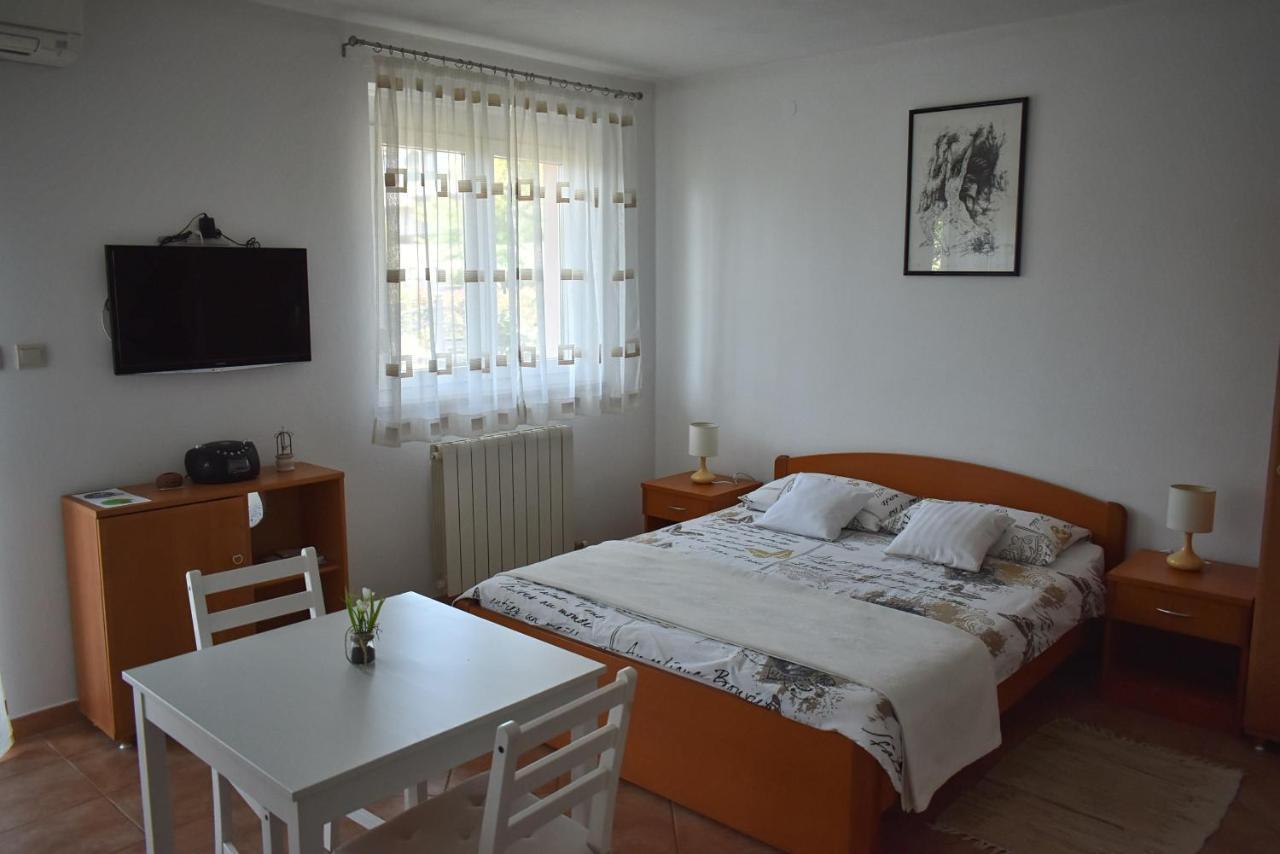 Studio Max With Parking Rovinj Exteriör bild